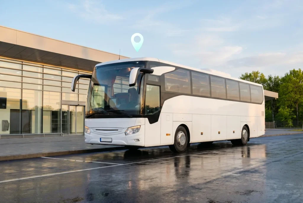 Bus blanco de transporte especial en una terminal, con un pin de ubicación encima